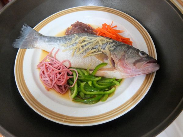 放入鍋中去蒸 中小火蒸4分鐘就熟成入味了(除了蔥絲以外其他配料都放)