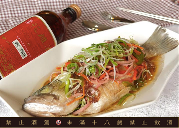 盛盤~彩絲擺上來 淋上湯汁 加蔥絲淋上熱油就完成囉!!