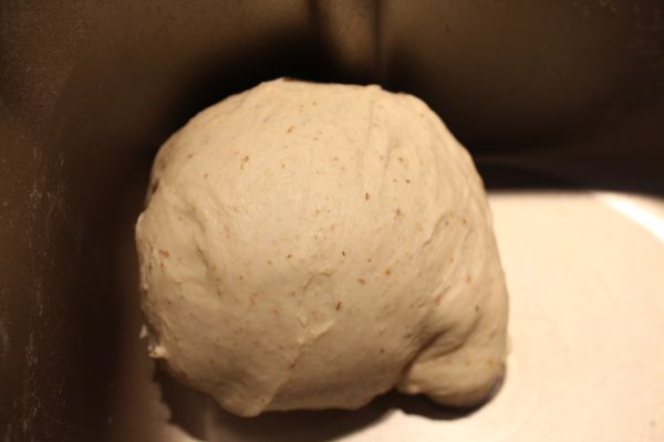 除了堅果，乳酪及蜂蜜，其餘材料入麵包機，麵糰功能攪拌。