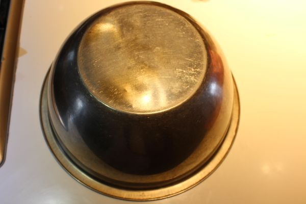 拿出麵糰，揉圓，蓋上大鋼盆，第一次發酵。到兩倍大。