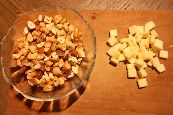堅果及乳酪切成小丁。