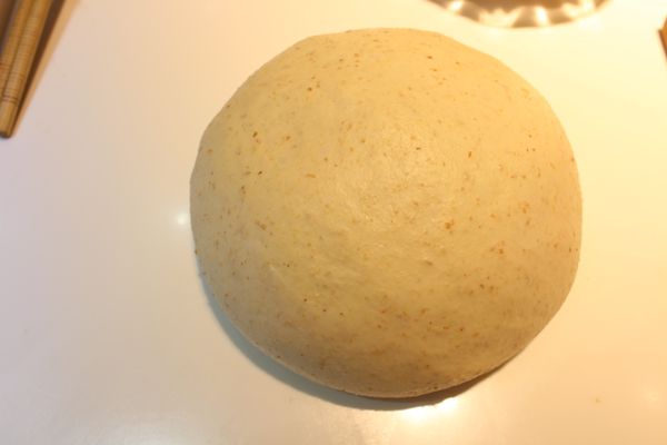 第一次發酵完成，用手拍打麵糰，排氣。