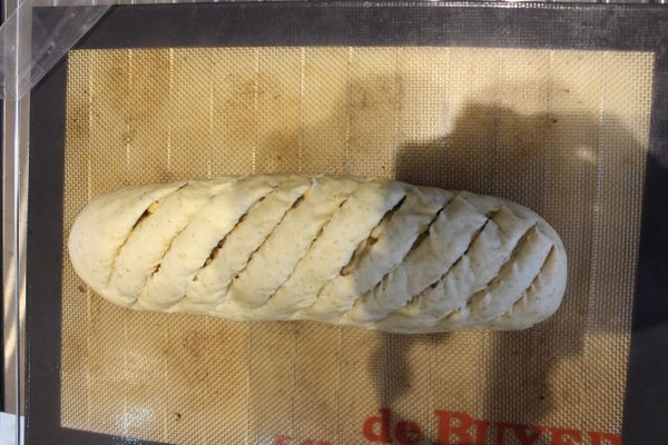 入烤箱前，麵糰每隔1.5cm劃刀。烤箱180度c預熱。