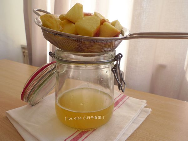[第二階段作法] 將蘋果濾出。過程中請務必要保持清潔無菌。