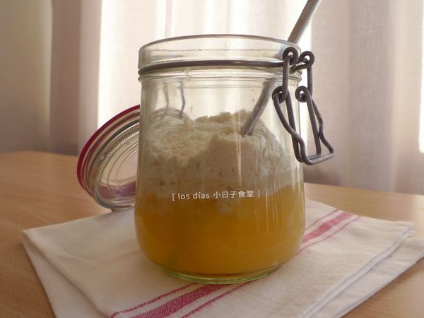 [第二階段作法] 加入適量的麵粉，用一根筷子攪拌均勻，蓋上蓋子密封。液體與麵粉量比約 1:0.7，我的水果酵母液約 255cc，所以大約添加 175-180g 的麵粉。