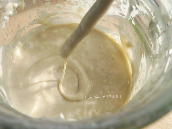 [第三階段作法] 餵養的量必須依照實際情況自行調整，適當的濃度約圖中所示，筷子拉起可畫出明顯的痕跡，但下一秒即消失沈入。