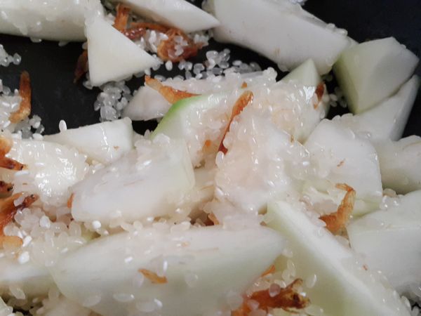 生米洗淨後放入步驟1一起翻炒一下