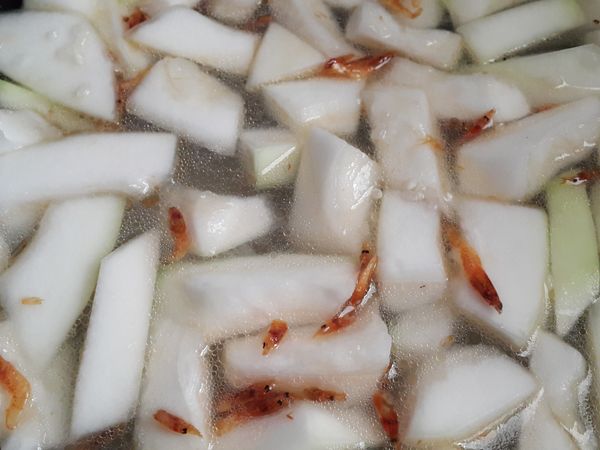 加入適量水煮滾後轉小火續煮至8分熟左右