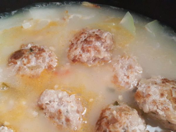 加入肉丸子一起燉煮至米熟即可