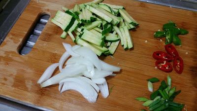 櫛瓜、洋蔥切絲，紅綠辣椒根蔥切末備用。