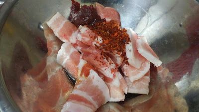 三層肉還有韓國辣醬、辣椒粉、醬油放入同一容器中。