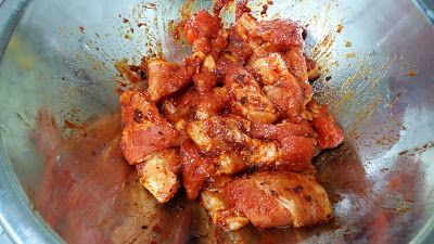 均勻攪拌後，醃個十分鐘。