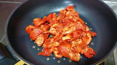 將醃十分鐘的三層肉放入平底鍋中拌炒。