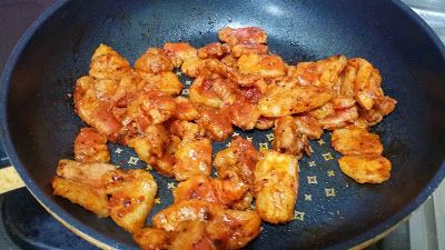 炒出香味還有三層肉表面熟後就可以了。