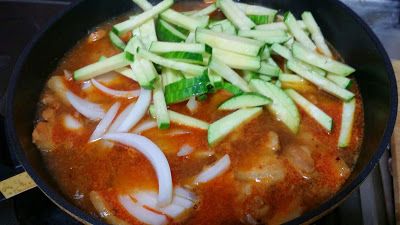 煮滾後再加入洋蔥跟櫛瓜。