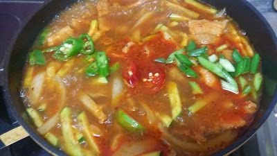 加入紅綠辣椒還有蔥，再加入適當的鹽巴調味。