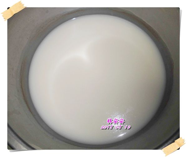 取一不鏽鋼鍋將無糖豆漿用小火加熱，煮至邊緣略起泡即可關火（約７０度，千萬勿煮至沸騰，以免表面出現類似豆皮之硬模）。
請用手盡量將已泡軟的吉利丁片擰乾水份，加入豆漿中並攪拌均勻。
置涼後放入冰箱冷藏至凝固。（約３～４小時）。
ＰＳ：你們看，表面好光滑呀！