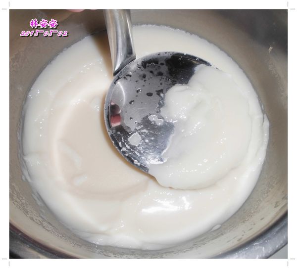 為了吃豆花，安安買了支豆花勺。