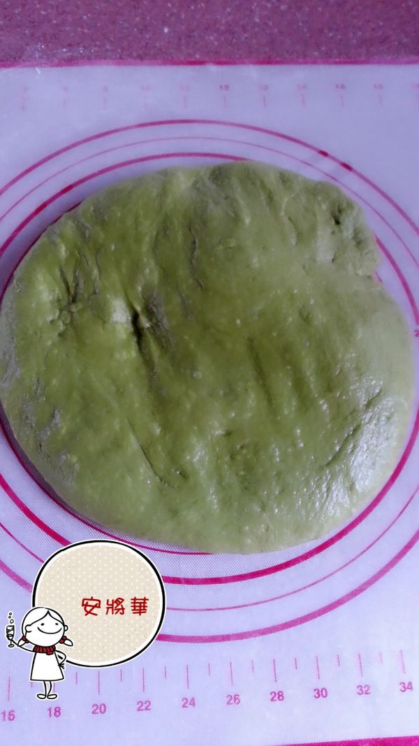 將[麵糰主料]依液體、糖鹽、粉類順序放入麵包機，奶油先不放，啟動打麵糰程序撹打10分鐘時加入奶油攪拌至光滑成團，發酵1小時，從麵包機取出拍打壓出空氣