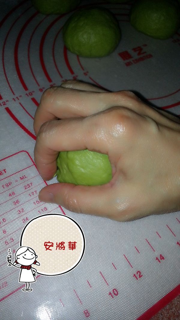 切割成10等份，手拱起放在掌心滾圓