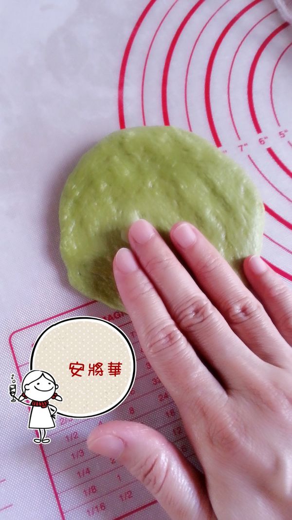 取一面糰，用手拍壓成圓片狀