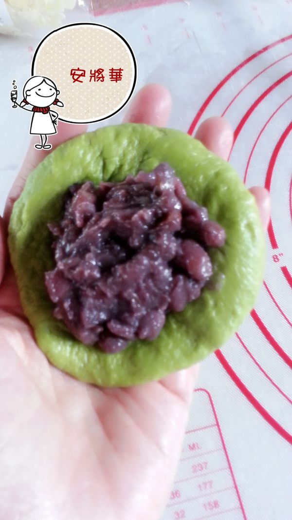 在圓片內包入適當蜜紅豆。
