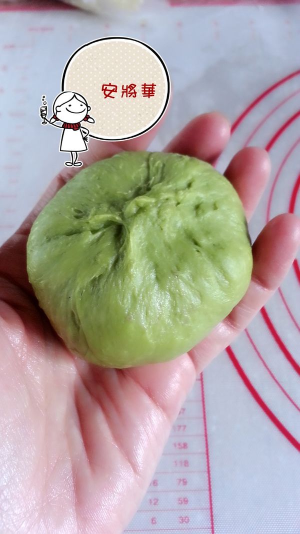 包好捏緊，收口朝下滾圓