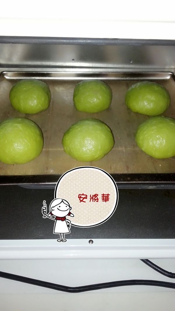 將整好的麵糰排放在烤盤上，表面噴水，放入烤箱二發40分成兩倍大