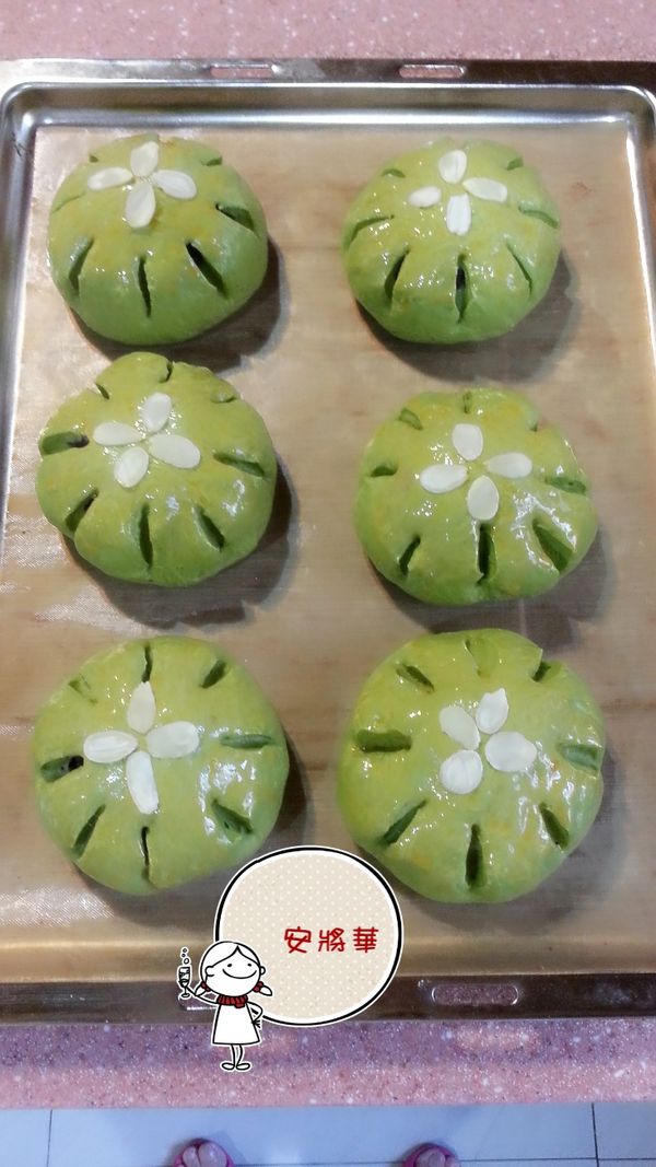 在表面上輕輕刷上蛋液，再用杏仁片裝飾