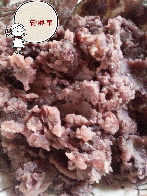 紅豆泡水6小時，煮至紅豆爆開，加二砂糖小火煮至水收乾，放涼備用