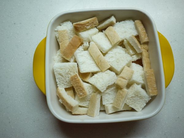 吐司切小塊放入烤皿中備用