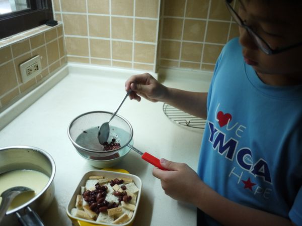 取一鍋子加入鮮奶及煉乳,用小火將煉乳煮到融解後熄火備用.取一碗將雞蛋打成蛋液後加入鮮奶中拌勻,用濾網過篩鮮奶蛋液即為布丁液。將紅豆湯的湯汁瀝掉,紅豆平均放入烤皿中