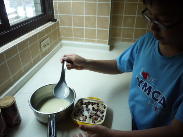 將作法3.布丁液倒入烤皿