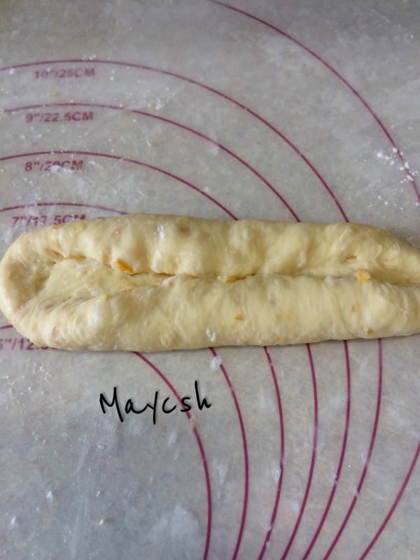 依序將六個麺團擀成長形，然後從長向捲起成為一個橄欖形，收口處揑緊