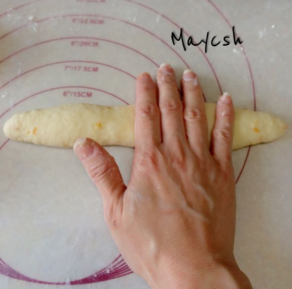 依捲起的順序將橄欖形麵團用手搓成約35公分長條麵團