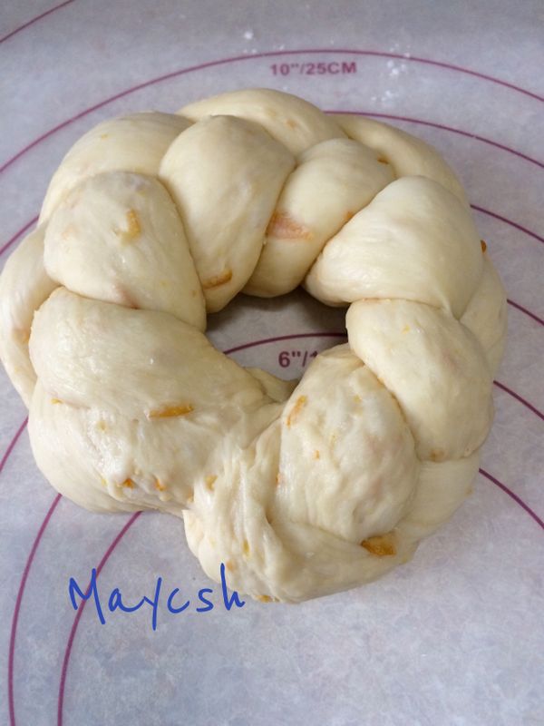 頭尾捏緊成一個環狀麵團