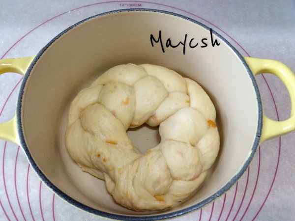 鑄鐡鍋內要先均勻抹油，底和四周都要，麵團放入16公分圓鑄鐵鍋中（或5-6吋蛋糕圓形烤模，記得先抹油）