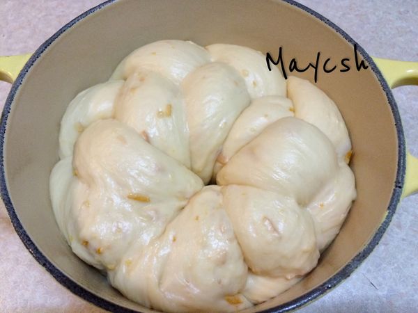 蓋鍋蓋室溫發酵50分鐘至二倍大。發酵完成放入已預熱至160度的烤箱中烘烤25分鐘，至表面呈金黃色即可。