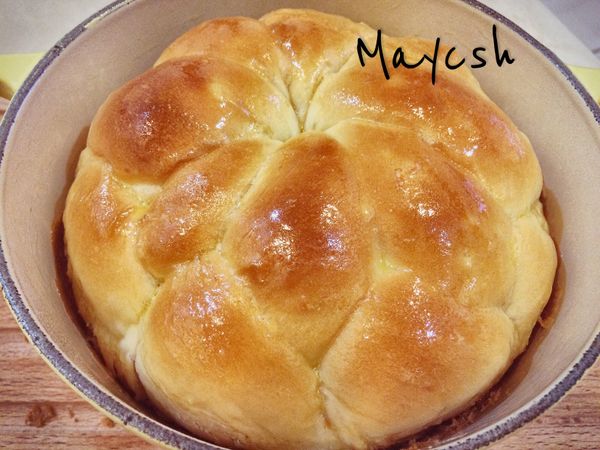 烘烤完成取出麵包，趁熱在表面刷上室溫奶油，放網架上待涼。