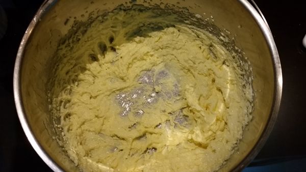 把奶油+糖+鹽打發至呈淡白色美乃滋狀(可用電動打蛋機較省力)