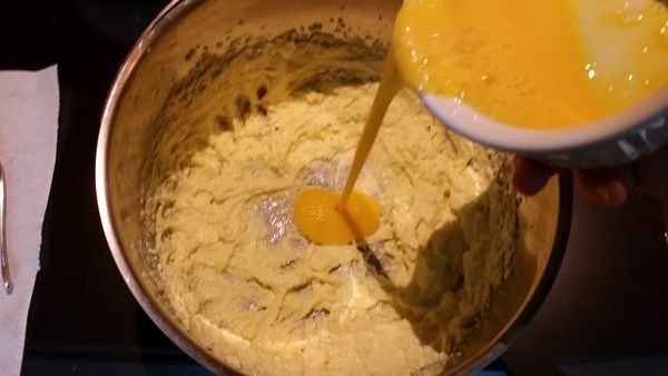 把全蛋打散，少量多次加入，每次攪勻後才繼續加(避免影響口感)
