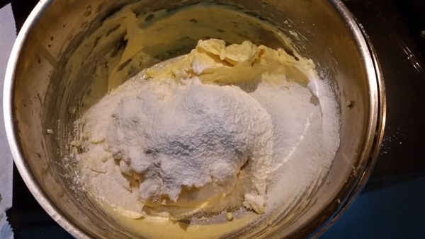 分2-3次篩入[粉類]並用刮刀以按壓方式混合均勻