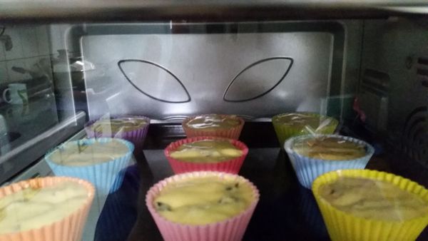 放入預熱的烤箱轉成180度C烘烤25-30分鐘(中途烤盤可轉向使顏色均勻)