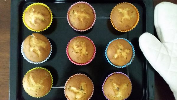 用竹籤插入中心完全無沾黏即代表完成。從烤箱拿出來後可馬上從矽膠模中取出放涼。