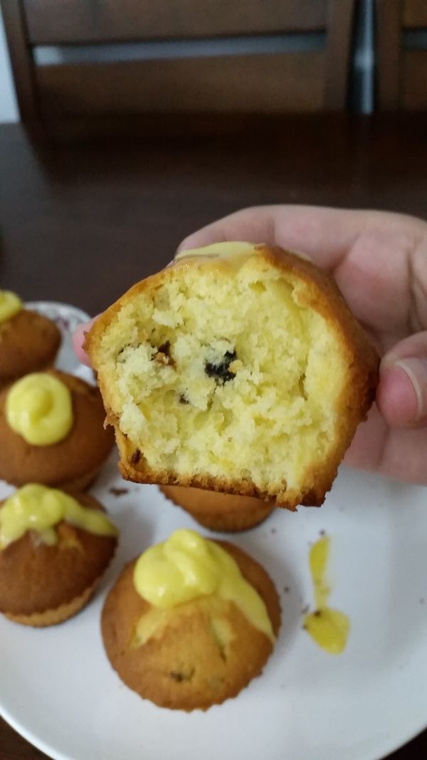 可擠一點奶油抹醬在頂部再放顆蜜棗乾裝飾。
綿密的蛋糕體，加上酸酸甜甜的蜜棗乾，甜度適中，真是太美味了!