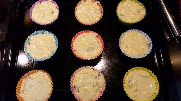 用湯匙輔助，挖入矽膠杯子蛋糕模(或紙杯+杯子蛋糕模型)，每個份量65g，大約可做10個