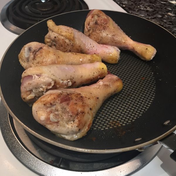 以中大火熱鍋，加入橄欖油，雞腿撒上鹽和黑胡椒後，煎到外層金黃，就可以放進慢燉鍋裡。