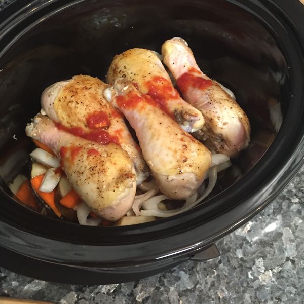 將調味料混合均勻，就可以倒在雞腿上，慢燉鍋用low的火力開始燉6小時。