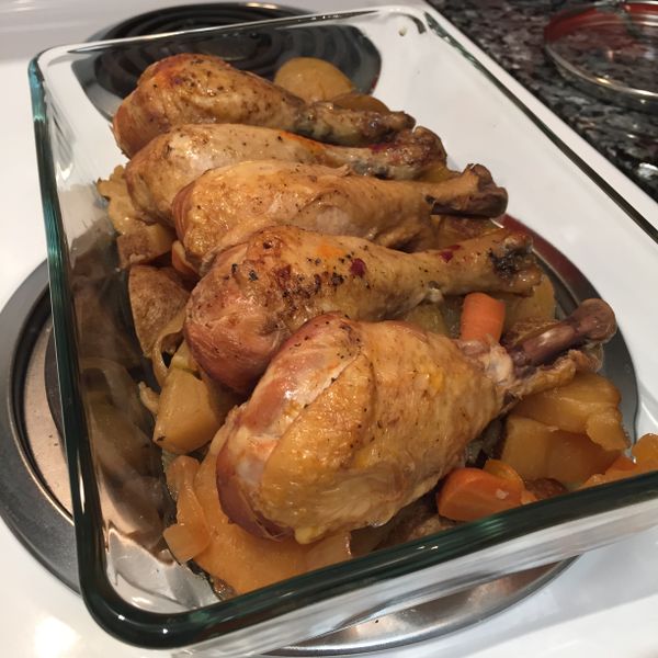 將醬汁淋在雞腿上，可再依喜好撒上些新鮮羅勒(或巴西里)，即可享用了！