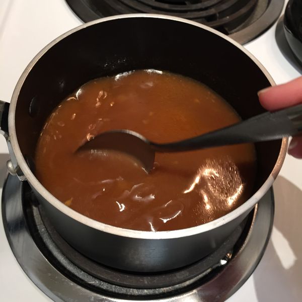 把雞腿和蔬菜們撈出來擺盤，並蓋上錫箔紙免得雞腿冷掉。取鍋底湯汁1又1/2杯，倒入醬汁小鍋加熱，再用1/3杯水+2湯匙玉米粉勾芡，濃縮後成為醬汁。